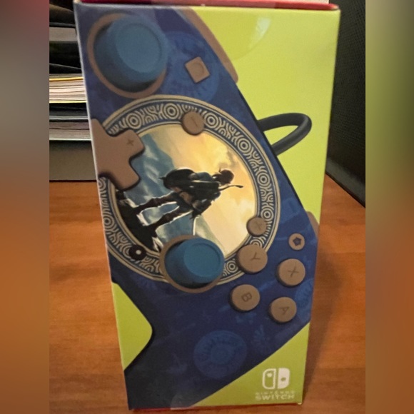 Nintendo Switch Pro Wired Controller (Zelda Edition) - Picture 4 of 4